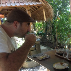 Maltese writer Antoine Cassar (Passaport Project) samples kopi luwak